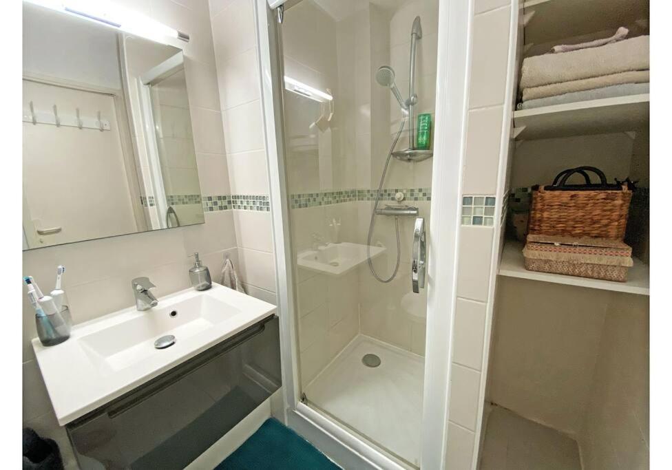Joli Studio A 6 Min A Pied De La Plage Lägenhet Sanary-sur-Mer Exteriör bild